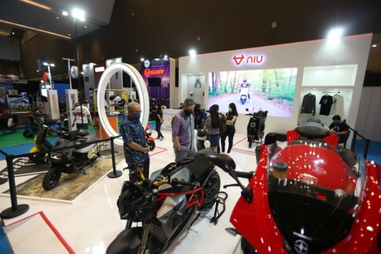 Ilustrasi sepeda motor listrik. (ist)