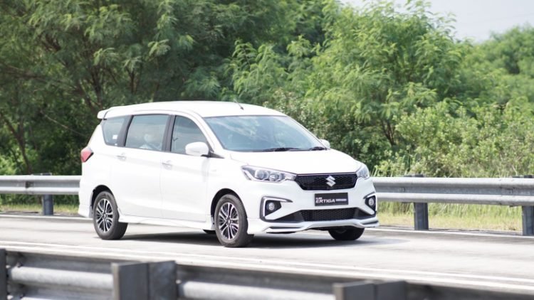 Biaya perawatan berkala Suzuki Ertiga Hybrid di bengkel resmi murah, sama seperti mobil bensin. (foto, dok. SIS)