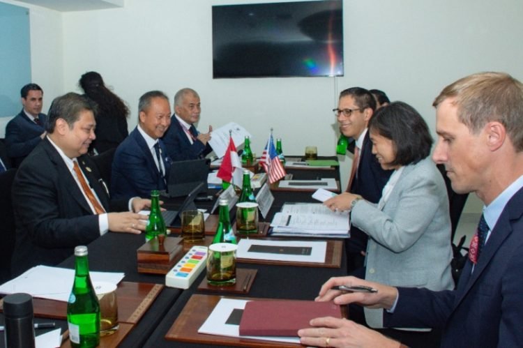 .    Menteri Koordinator Bidang Perekonomian Airlangga Hartarto didampingi Menteri Perindustrian Agus Gumiwang Kartasasmita serta Sekretaris Jenderal Kementerian Perindustrian Dody Widodo melakukan pertemuan bilateral dengan U.S Trade Representative, Ambassador Katherine Tai yang mewakili Pemerintah Amerika Serikat dalam rangkaian acara Trade, Investment, and Industry Ministerial Meeting (TIIMM) Presidensi G20 Indonesia di Bali, Kamis (22/9). (ist)