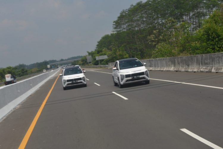 Top speed Hyundai Stargazer 190 kpj saat di tes di tol Trans Jawa. (foto, dok. Hyundai)