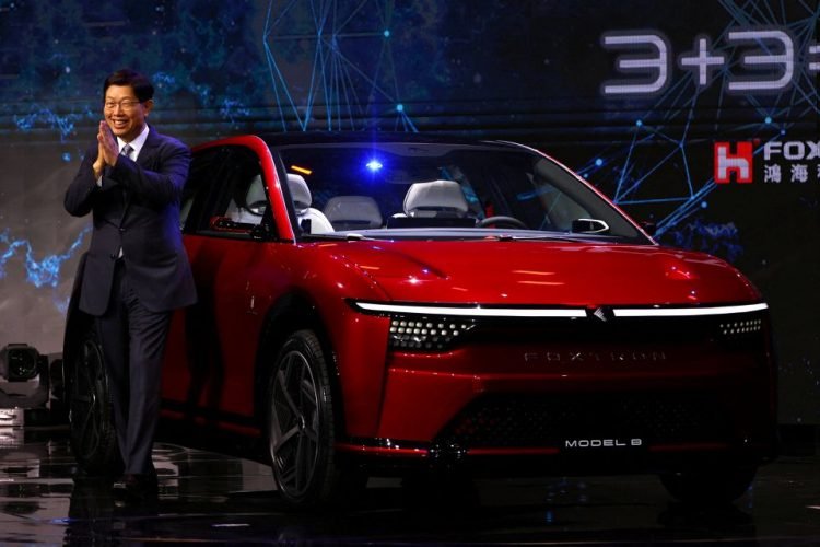 Bos Foxconn Liu Young membeberkan rencana strategis Foxconn di industri BEV dunia, termasuk kemungkinan memproduksi mobil Tesla untuk Tesla. (foto, Reuters)