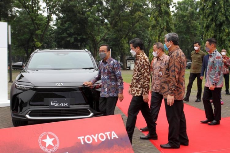 Mobil listrik baterai (BEV) Toyota bZ4X menjadi kendaraan resmi KTT G20 di Bali, 15-16 November 2022, bersama Lexus UX 300e. Acara penyerahan 143 unit dua mobil ini ke Kemensetneg berlangsung di Jakarta, Rabu (19/10/2022). (Foto, dok. TAM)