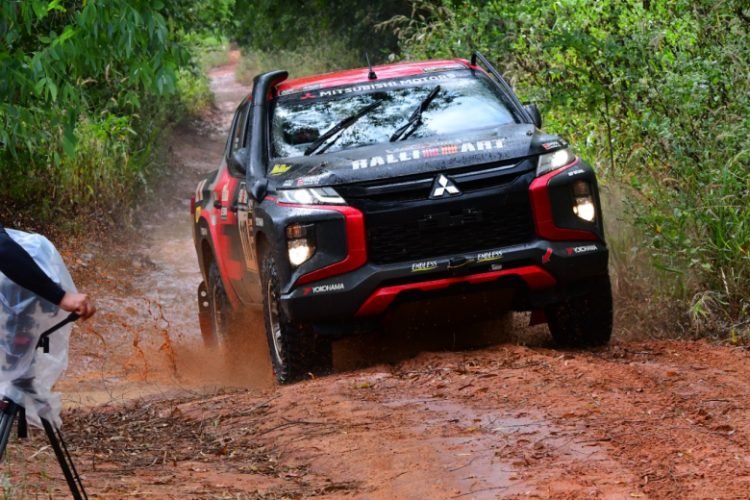 Mitsubishi Triton tampil ganas di AXRC 2022, sehingga membawa tim Mitsubishi Ralliart menjuarai ajang tersebut. (ist)