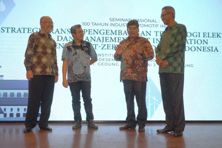 eknologi xEV dan Manajemen UIO Berperan Penting Bagi Percepatan Indonesia Menuju NZE di 2060---Staf Khusus Menko Perekonomian Bidang Pengembangan Industri dan Kawasan Putu Surya Wirawan (kanan), Presiden Direktur PT Toyota Motor Manufacturing Indonesia (TMMIN) Warih Andang Tjahjono (kiri), Direktur Hubungan Eksternal TMMIN Bob Azam (kedua kanan) dan Sekretaris Lembaga Pengembangan Inovasi dan Kewirausahaan (LPIK) ITB Arif Sasongko (kedua kiri) usai membuka Seminar Nasional 100 Tahun Industri Otomotif Nasional bertema "Strategi Transisi Pengembangan Teknologi Elektrfifikasi Menuju NZE dan Manajemen Unit in Operation (UIO) di Indonesia" yang berlangsung di Kampus ITB, Bandung, Kamis (1/12/2022) (ist).