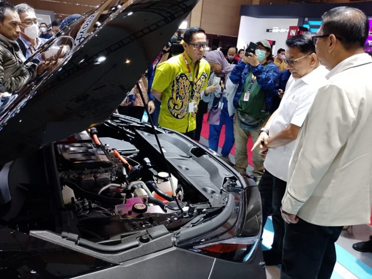 Ketum Perikinlindo Moeldoko bertandang ke booth TAM di IIMS 2023, Jumat (24/2/2023). Dia diterima oleh Dimas Aska, head of public relations Toyota Astra Motor (TAM). (ist)
