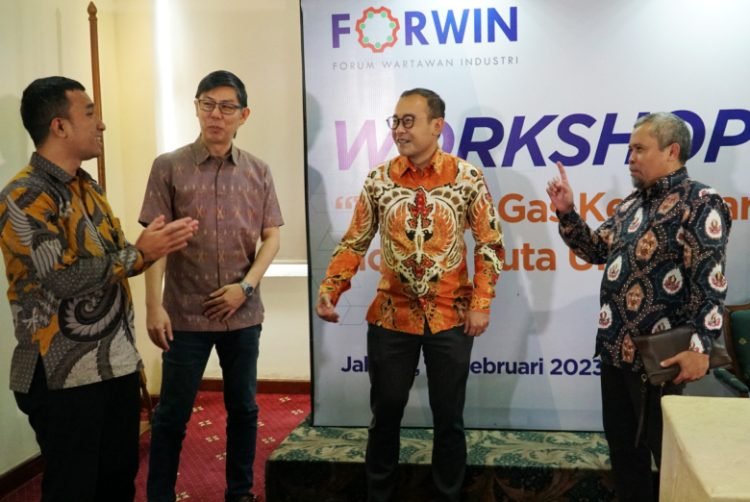 Kasubdit Industri Alat Transportasi Darat Direktorat Industri Maritim, Alat Transportasi, dan Alat Pertahanan (IMATAP) Kemenperin Dodiet Prasetyo (kedua kanan), Direktur Pemasaran PT Toyota- Astra Motor (TAM) Anton Jimmi Suwandy (tengah), Direktur Operasional PT Toyota Astra Financial Services (TAF) Devy Santoso Jayadi (kedua kiri) dan Pengamat Otomotif LPEM Universitas Indonesia (UI) Riyanto (kanan)  pada acara workshop pasar dari industri otomotif nasional yang diseleggarakan Forum Wartawan Industri (Forwin) bertema “Tancap Gas Kejar Target Pasar Mobil 2 Juta Unit” di Jakarta, Kamis (23/2/2022).