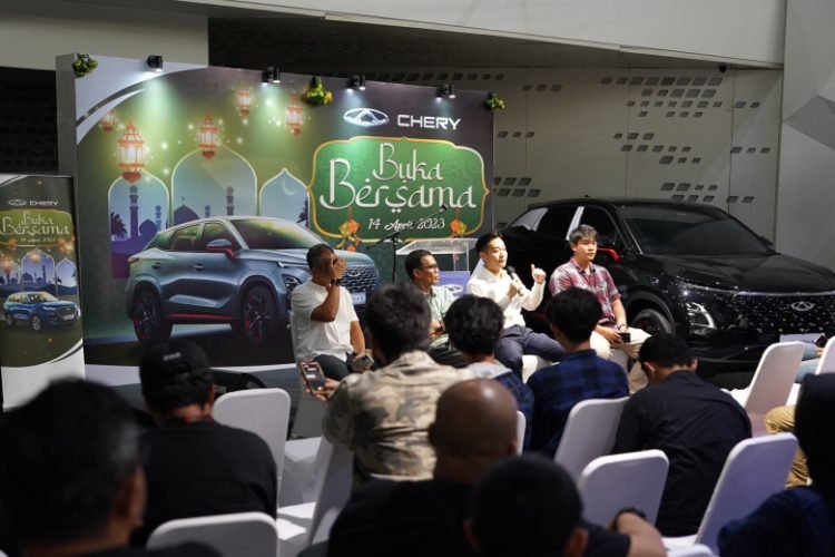 Manajemen Chery Indonesia saat acara buka bersama media di Jakarta, Jumat (14/4/2023). (ist)