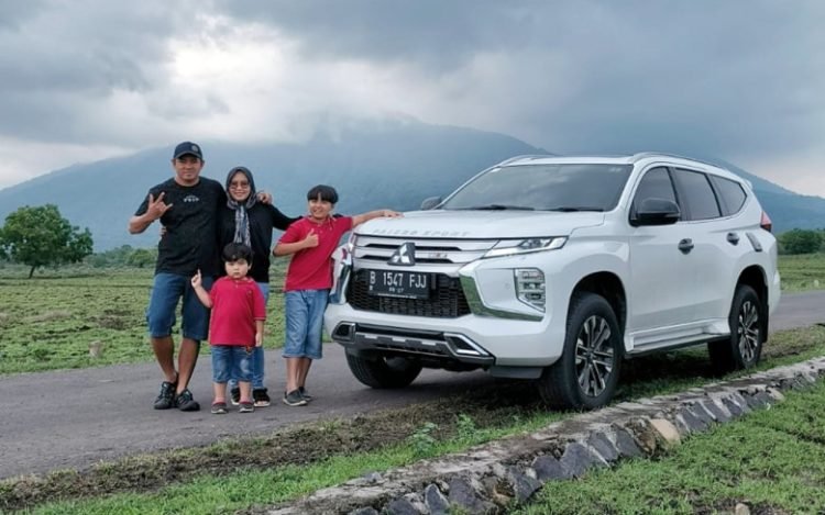 Konsumen Pajero Sport yang kecanduan road trip, Eko Teguh Wijayanto bersama keluarga. (Mitsubishi)