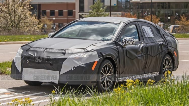 Spy shor Toyota Camry 2023. (caranddriver.com)