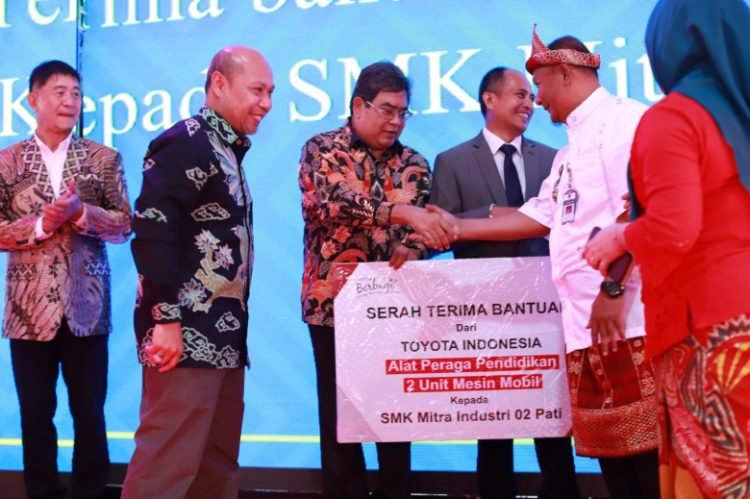 Wakil Presiden Direktur PT Toyota Motor Manufacturing Indonesia (TMMIN) Bob Azam (ketiga kiri), Deputi Bidang Koordinasi Peningkatan Kualitas Pendidikan dan Moderasi Beragama Kementerian Koordinator Pembangunan Manusia dan Kebudayaan (PMK) Prof. Warsito (kedua kiri), Pj. Bupati Pati Jateng Henggar Budi Anggoro (kedua kanan) dan Kepala SMK Mitra Industri 02 Pati Indra Wijaya (kedua kanan) mendonasikan mesin mobil Toyota sebagai alat peraga pendidikan pada acara peresmian SMK Mitra Mandiri 02 di Pati Jawa Tengah, Kamis (20/7/2023). (ist)