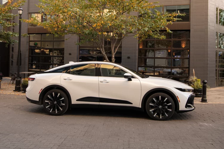 Toyota Crown sedan 2024. (carbuzz.com)