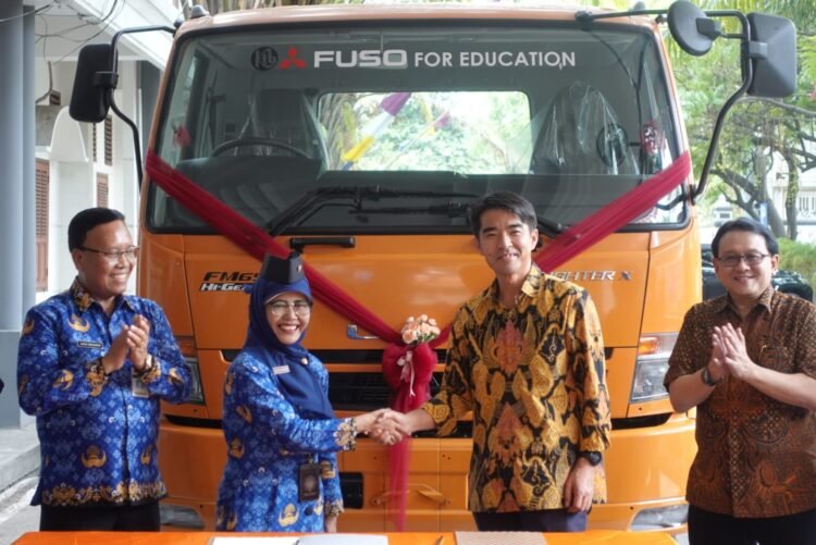 Fuso Fighter X Didonasikan ke SMK Negeri 5 Surakarta. (ist)