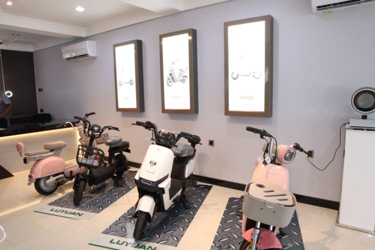 Motor dan sepeda listrik lokal Electro (tengah)