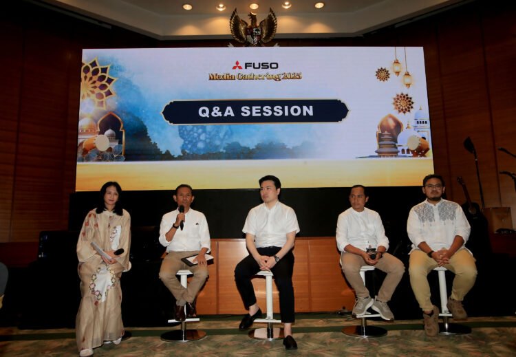 Manajemen Fuso di acara buka bersama dengan media. (ist)