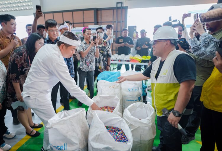 Peresmian fasilitas daur ulang plastik Hyundai. (ist)