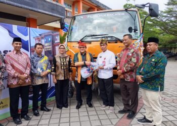 Mitsubishi Fuso Serahkan Truk Fighter Dukung Pendidikan Vokasi di Indonesia