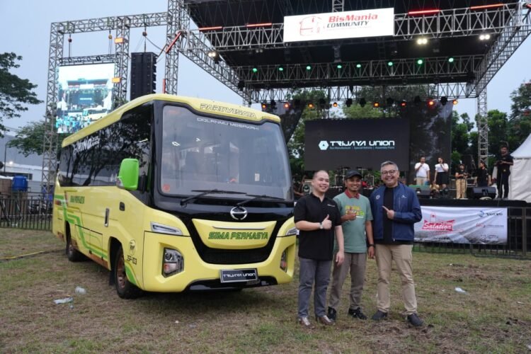 Loyalitas PO Sima Perkasya yang menggunakan armada Hino Bus 115 SDBL untuk layanan pariwisata eksklusif. (Foto: HINO)