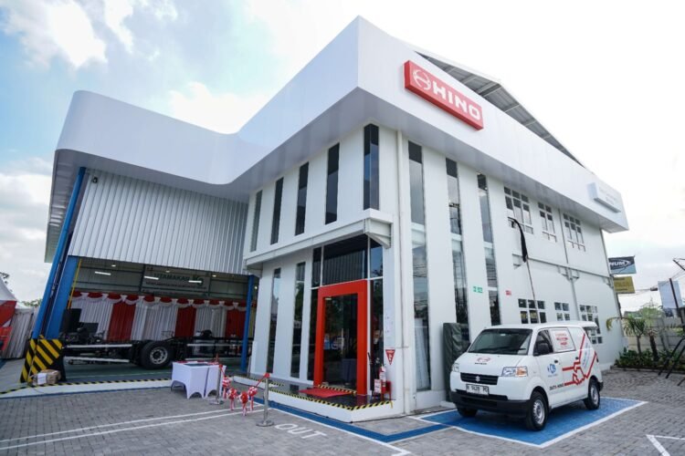 Hino Indonesia meningkatkan status dealer Duta Cemerlang Motors Yogyakarta menjadi fasilitas 3S guna mempercepat servis dan menjamin ketersediaan suku cadang kendaraan niaga. (Foto: HMSI)