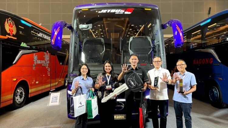 HMSI menyerahkan unit Hino RM 280 ABS berbodi Jetbus 5 Single Glass kepada PO PHD Trans Purple Gank di ajang Busworld Southeast Asia 2026. (HMSI)