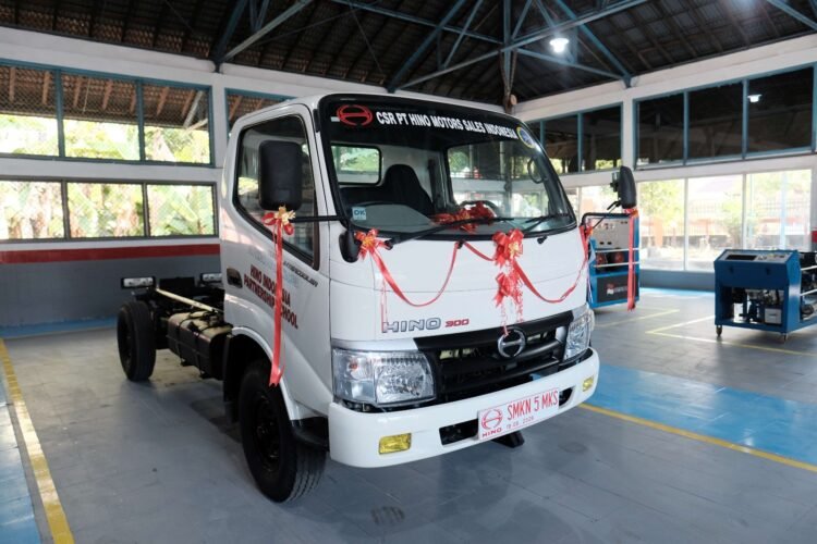 Hino Indonesia serahkan truk Hino 300 ke SMKN 5 Makassar. (Foto: HMSI)