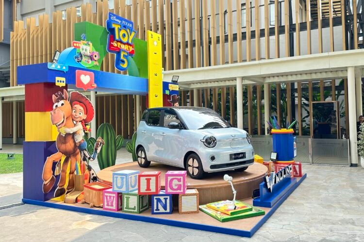 Wuling turut menjadi bagian dalam kampanye film Disney Pixar Toy Story 5 melalui kehadiran booth tematik yang menampilkan Wuling EV di Mall Central Park, Jakarta. (Foto: wuling)