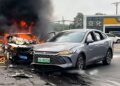 Mobil Bensin dan PHEV Tabrakan, yang Kebakaran Malah si Bensin