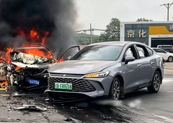 Mobil Bensin dan PHEV Tabrakan, yang Kebakaran Malah si Bensin