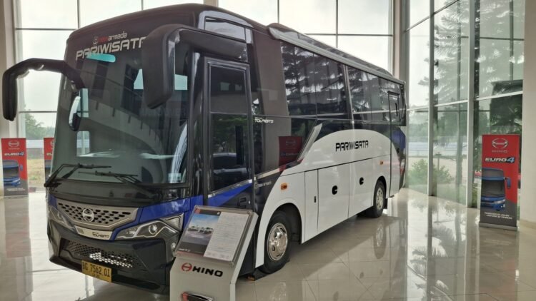 Hino perkuat dominasi di Sumatera dengan menyerahkan bus GB 150 AT Euro4 ke Laskad Trans guna mendukung mobilitas yang efisien dan ekonomis di jalur lintas yang menantang. (Foto: HMSI)