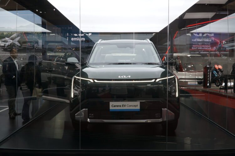 Carens EV Concept yang dipamerkan di booth Kia GIIAS 2026. (Foto: Ist)
